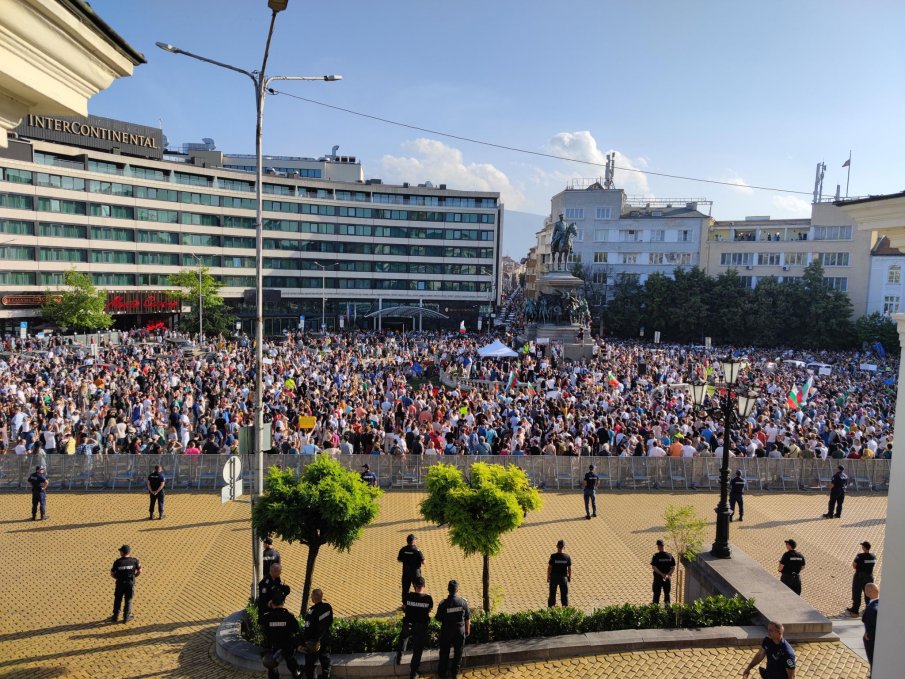 Украински знаменца продават на протеста в подкрепа на правителството (СНИМКИ)