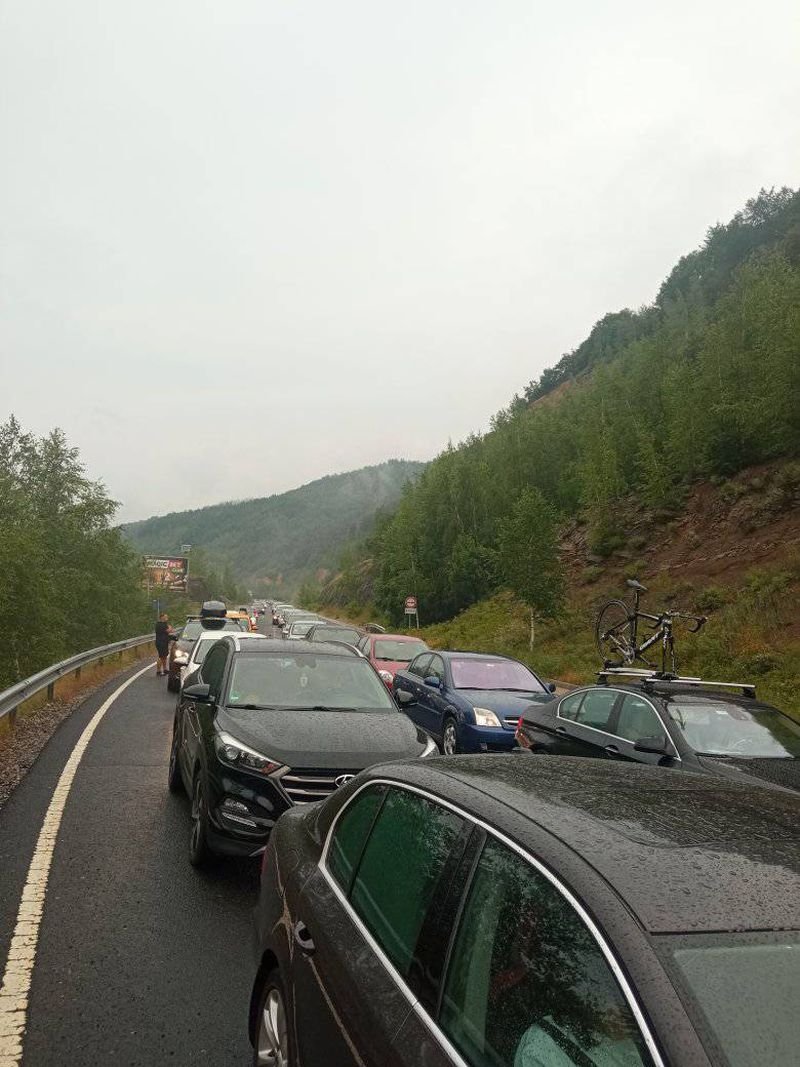 Убийствени опашки се вият на „Маказа”, чака се с часове