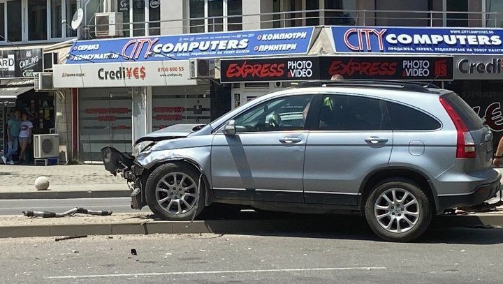 Джигит с джип сгъна моста на Герджика в Пловдив