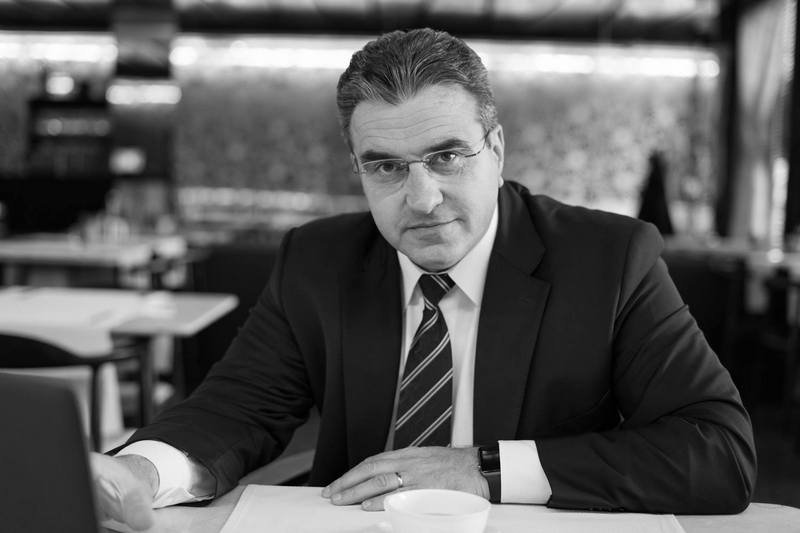 Писателят Александър Урумов: Да наречеш опонента си лъжец и страхливец, а после да му дадеш 59 депутати, за да извърши национално предателство?!