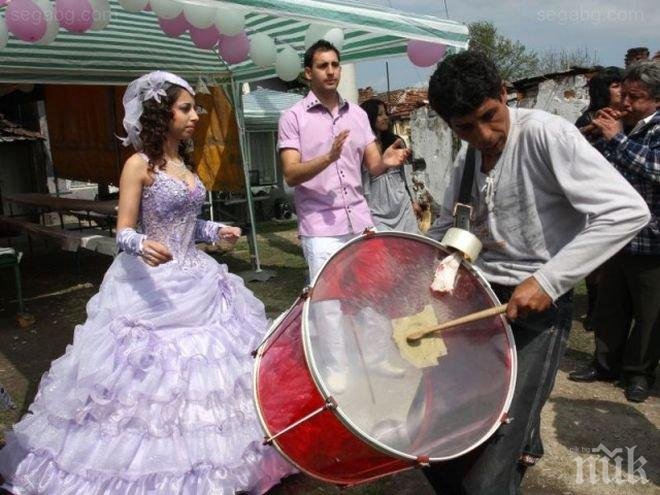 Забраниха циганските сватби по улиците на Сливен, ромите протестират