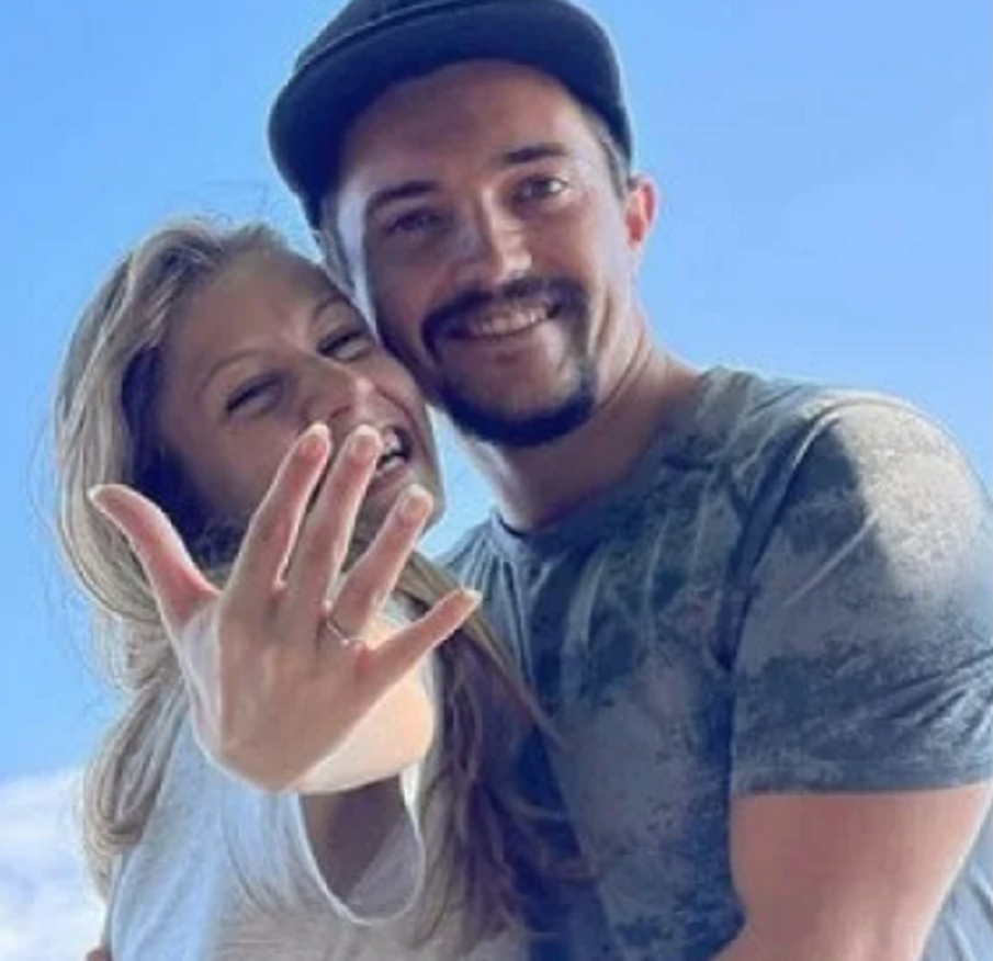 Най-добрият ни скиор се сгоди! Алберт Попов даде пръстен на Деница