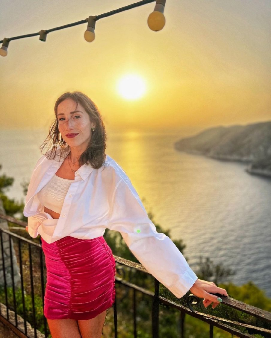 Златно момиче хукна с футболист на Закинтос