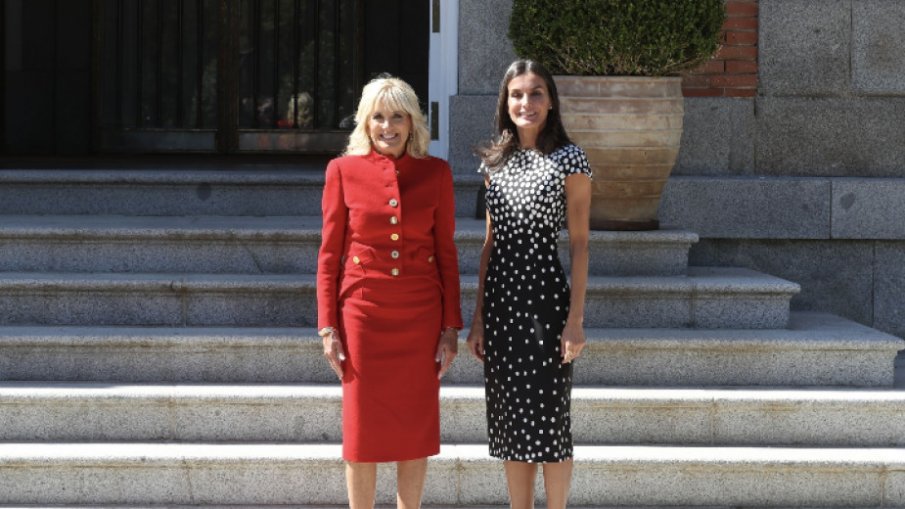 Испанската кралица посрещна първата дама на САЩ на стълбите на двореца в Мадрид