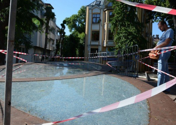 Хулигани потрошиха бронираното стъкло над археологически находки във Варна