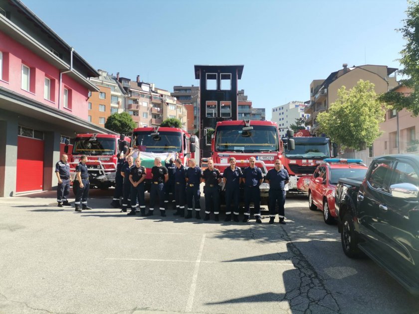 Пращаме 16 пожарникари да се борят с пожарите в Гърция