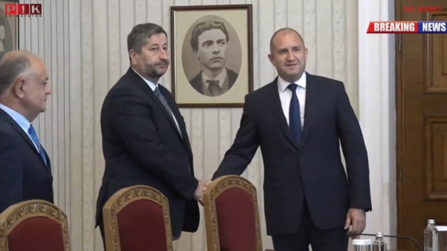 Професор с прогноза: Дори Радев да изненада с мандат за ДБ, кабинет няма да има