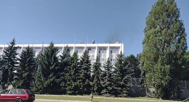 ИЗВЪНРЕДНО: Какво се случва в Руското посолство?! Над мисията се извива черен пушек (СНИМКИ)
