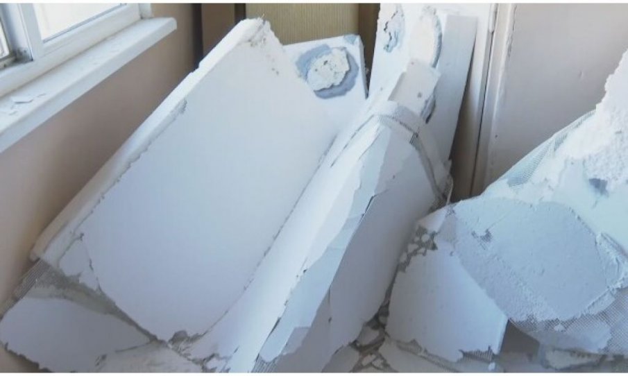 Таван рухна върху пациенти в болницата в Ботевград (СНИМКА)