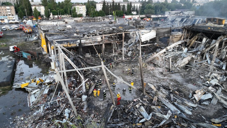 БРУТАЛНО! Руски ракети удариха мол в Украйна, 18 невинни жертви и десетки ранени (СНИМКИ/ВИДЕО)