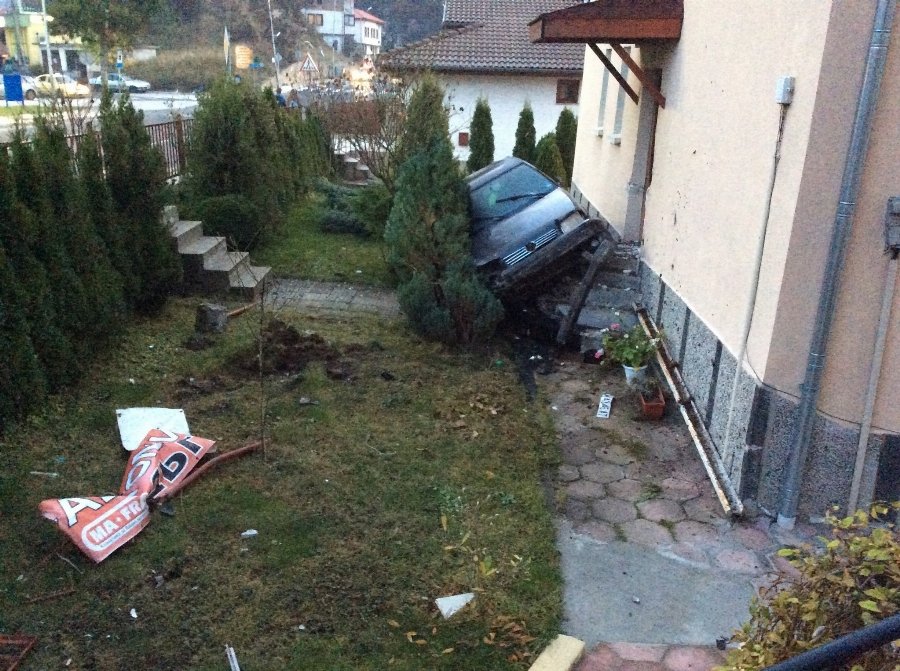 Турски шофьор заби колата си в двор на къща в Монтанско - заспал зад волана