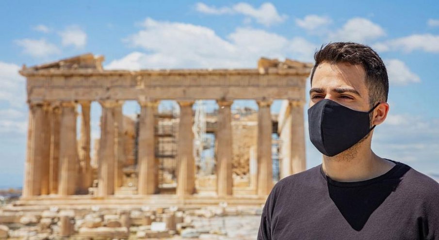 Гърция връща носенето на маски на закрито