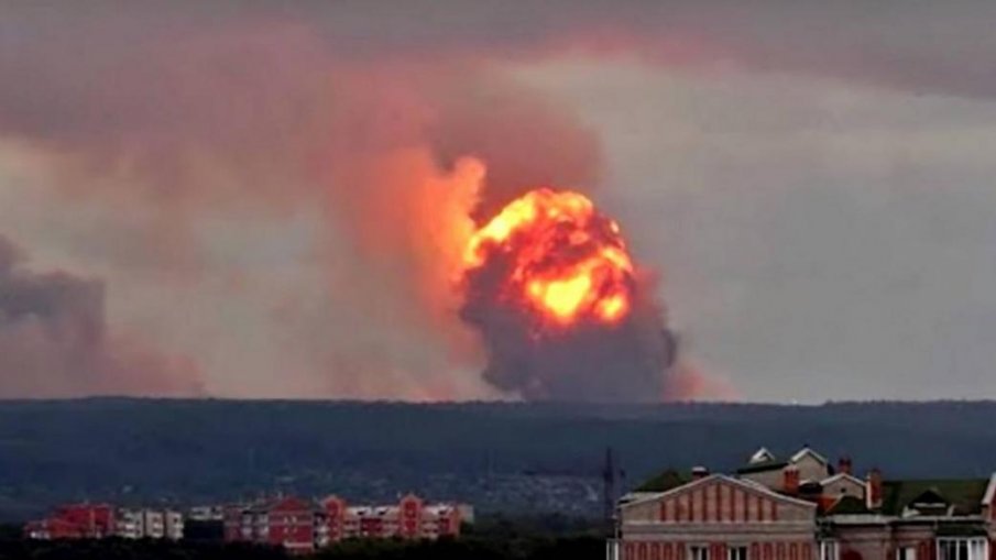 Гори огромен руски склад за боеприпаси в Донецк (ВИДЕО)