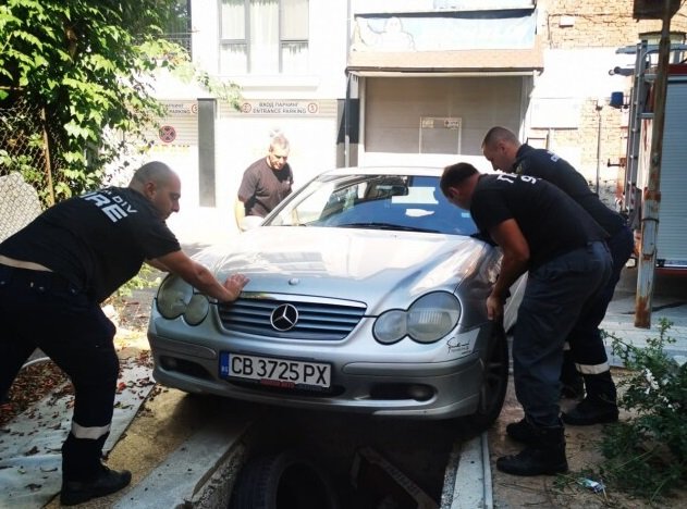 Кола пропадна в автоканал в Пловдив след опит за паркиране