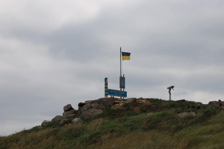 Украинското знаме отново се развя над Змийския остров