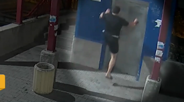 Вандалска проява в Димитровград: Мъж счупи вратите на обществен асансьор (ВИДЕО)