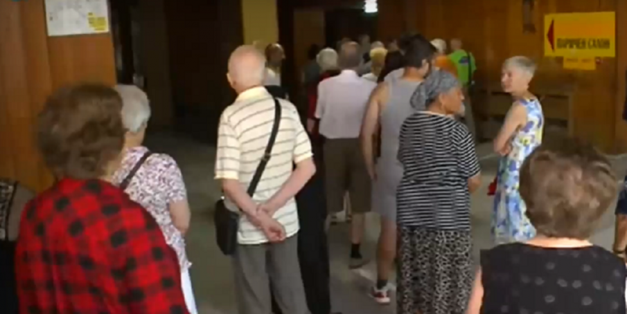 НАВАЛИЦА: Пенсионери се струпаха на опашка за пенсии в Пловдив, жена припадна