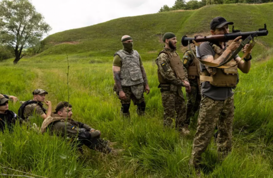 Русия заплашва с екзекуция двама бойци от Азов (ВИДЕО)