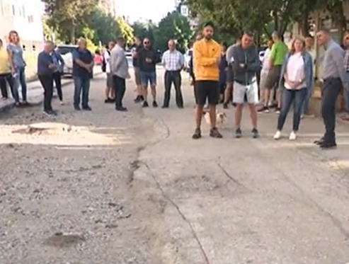 В София излязоха на протест заради разбита улица