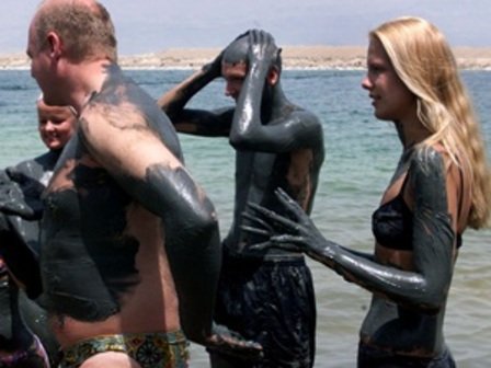 Предприемчиви търговци продават бутилка тиня от Поморие за 10 лева