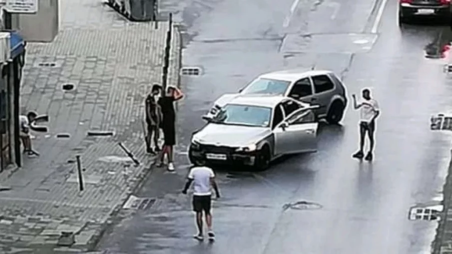 НА КОСЪМ: Дрифтаджия едва не уби на място майка с дете в Пловдив