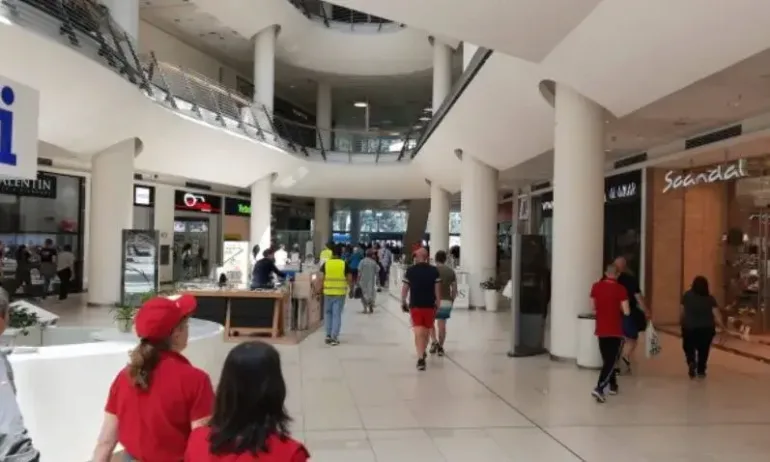 Евакуират клиентите в столичен мол