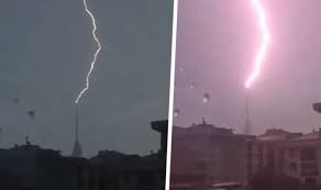 Мълния удари кораб и телевизионна кула в Истанбул