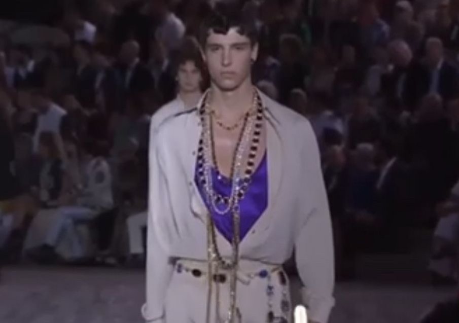 Наш модел дефилира като принца на Персия на ревюто на Долче и Габана 