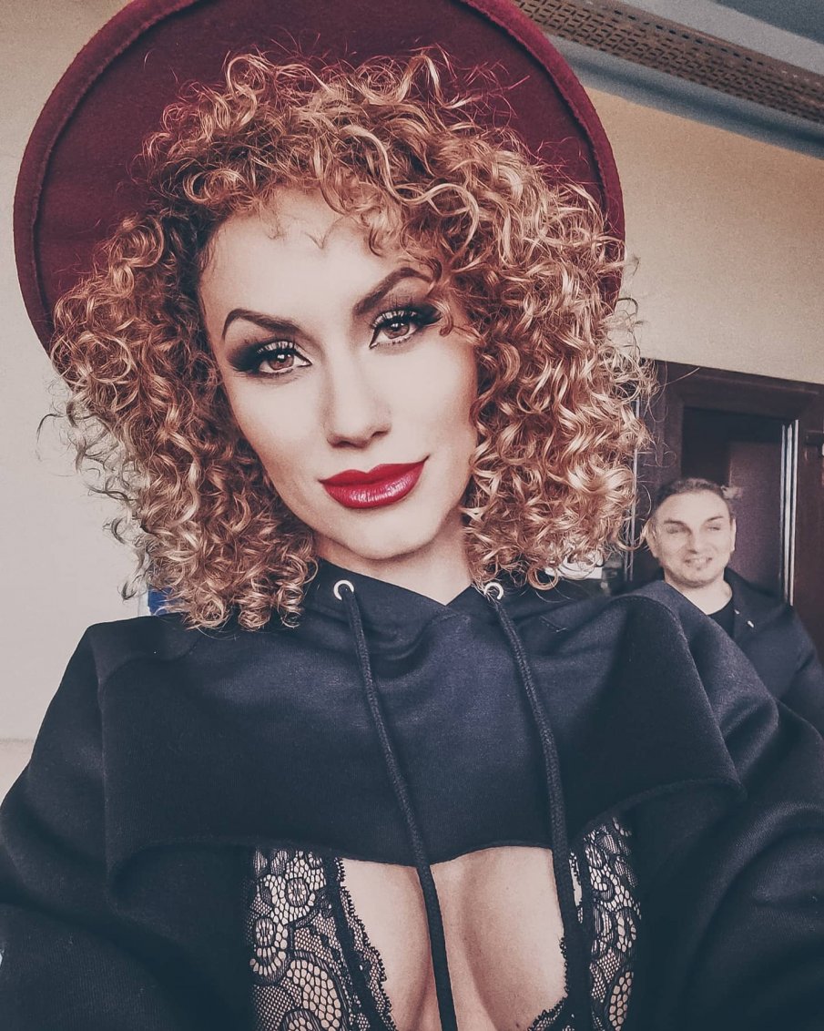 Наша певица приклещи Том Круз (СНИМКА)