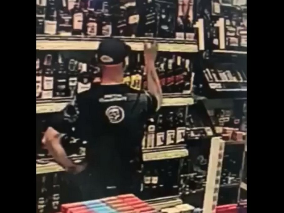 Този тип набута в гащите си бутилка синьо Джони за 400 лв. в магазин в Слънчев бряг, издирват го (ВИДЕО)