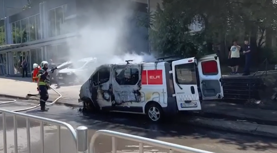 ПЪРВО В ПИК TV: Страшен пожар край Румънското посолство - бус изгоря като факла (ВИДЕО)