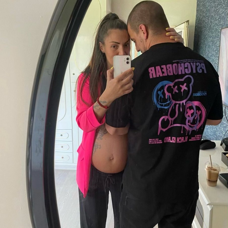 Плеймейтка роди от монтьор (СНИМКИ)