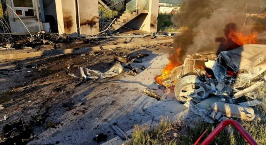 ИЗВЪНРЕДНО: Зверско меле край Лозен! Кола се разцепи и изгоря след жесток удар, има загинал