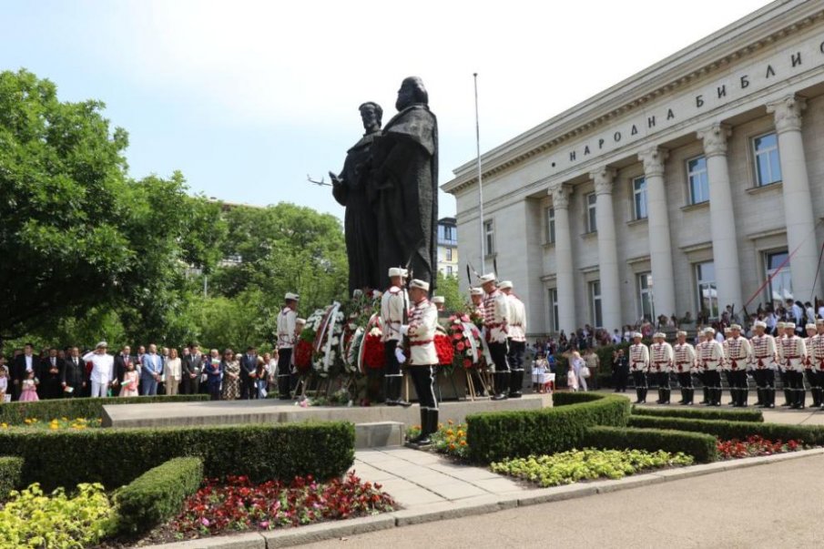 Реставрираха паметника на Светите братя Кирил и Методий пред Националната библиотека