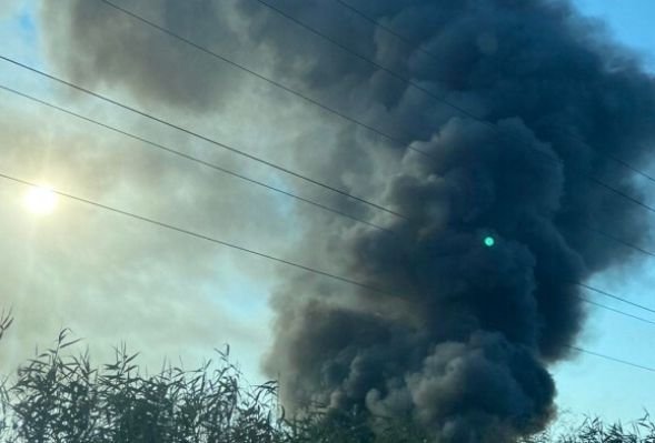 ИЗВЪНРЕДНО! Голям пожар гори на строително сметище в Бургас