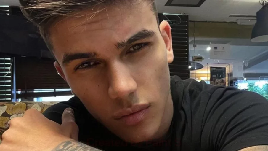 КАТО ДВЕ КАПКИ ВОДА: Наследникът на Денис Теофиков превзема поп фолка (СНИМКА)