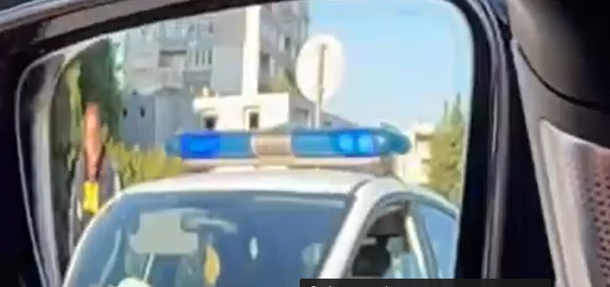 ПЪРВО В ПИК TV: Тежко меле на столичен булевард със съмнителна кола - хвърчат патрулки и линейки (ВИДЕО)