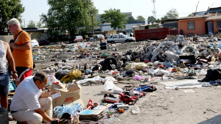 Зелени площи в Люлин стават сметища и паркинги