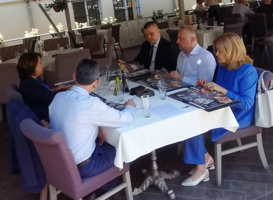 САМО В ПИК: Депутатите на Слави на софра преди преговорите с БСП (СНИМКИ)