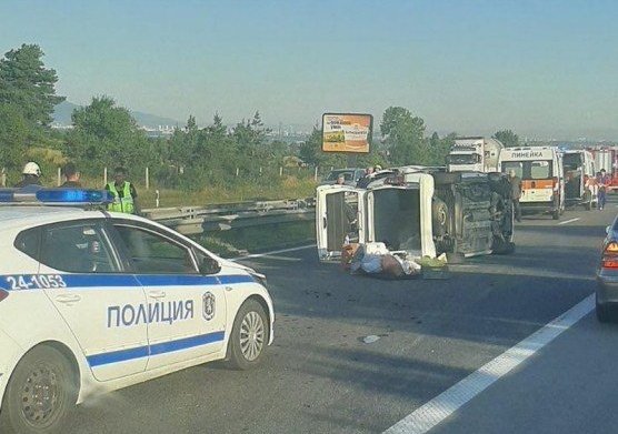 ВАЖНО ЗА ШОФЬОРИТЕ: Внимавайте на магистрала Тракия! Кола се обърна, движението към София е затруднено