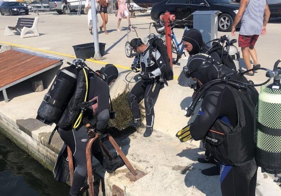 Водолази почистиха морското дъно в Бургас