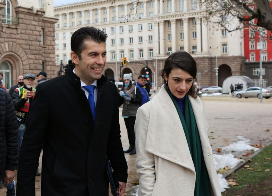 САМО В ПИК И РЕТРО: Ето ги родителите богаташи на Лена Бориславова. Шоуто е пълно - не знаят за годежа й с Мирослав Иванов (СНИМКА)