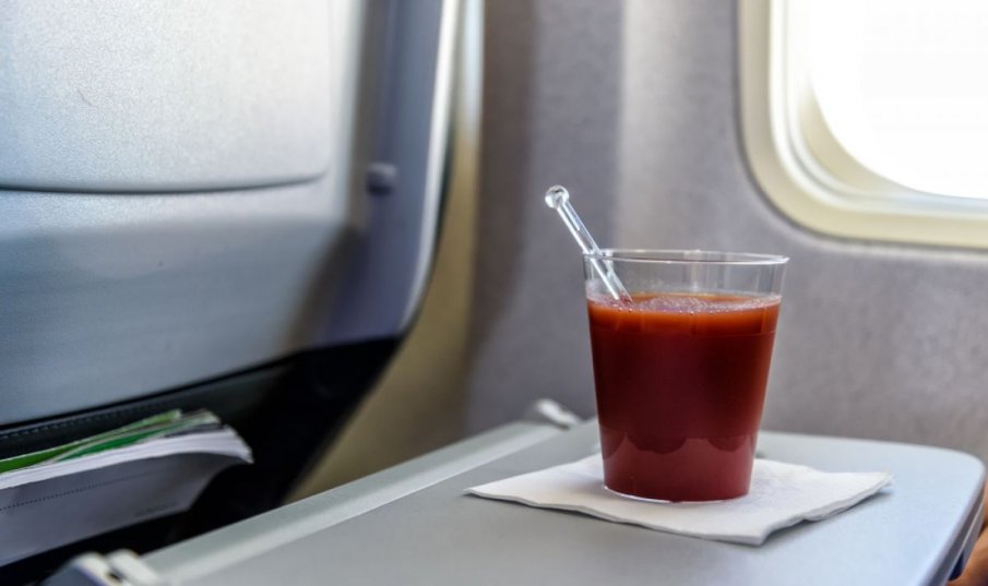 Защо трябва да пиете доматен сок в самолета?