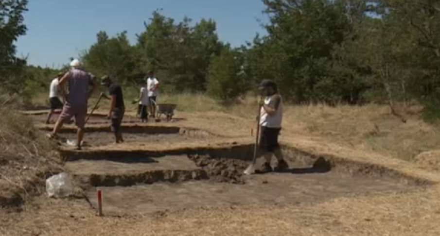 Археолози спасяват останки от римска крепост след иманярски набези