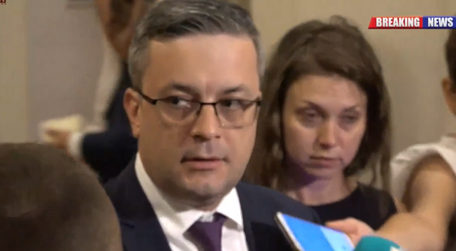 ЕКСКЛУЗИВНО В ПИК TV! Тома Биков: Задържането на мандата е погазване на Конституцията, Нинова да го върне, а Радев да обяви избори (ВИДЕО)