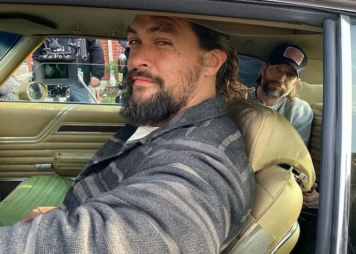 Секссимволът Джейсън Момоа катастрофира, мотоциклетист се заби в колата му