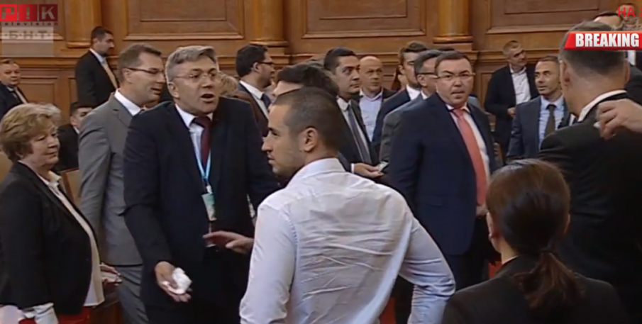 ПЪРВО В ПИК TV! Депутатите закриха пленарния ден с размирици (СНИМКИ)