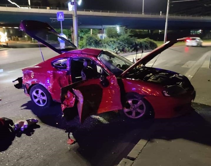 Кола и тир се удариха на Дъговия мост в Русе, тече гориво