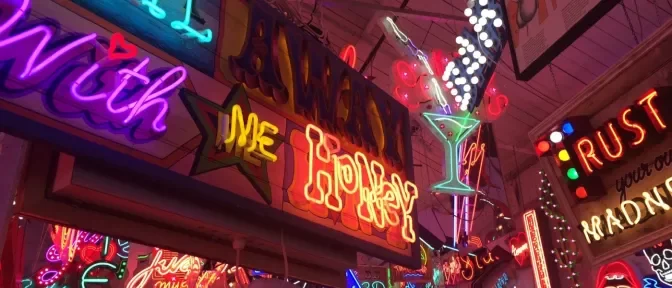 ЕНЕРГИЙНА КРИЗА: Франция ограничава светещите реклами нощем