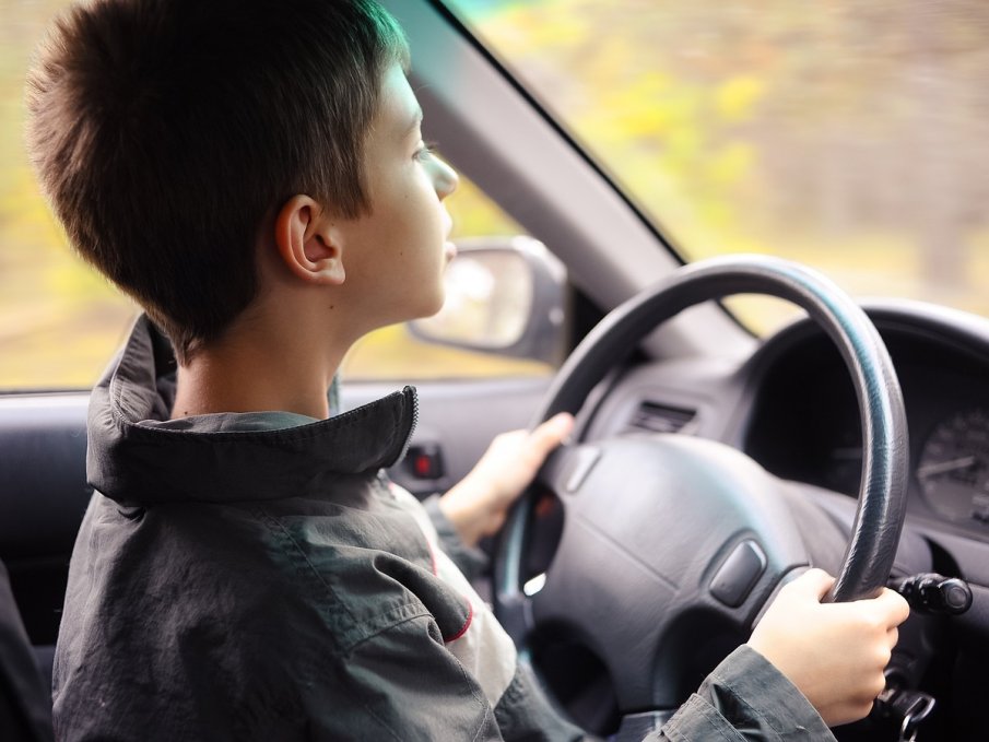 Полицията хвана 12-годишно момче да кара товарен автомобил